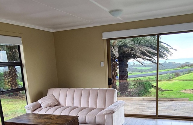 10 minutes to the beach! Cozy bach with 180 degree sea view.