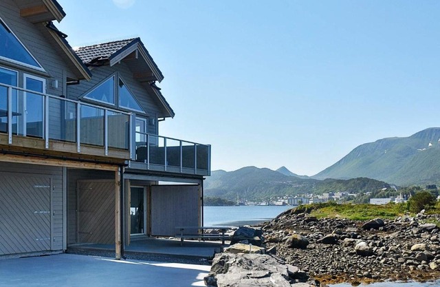 10 person holiday home in Brattvåg