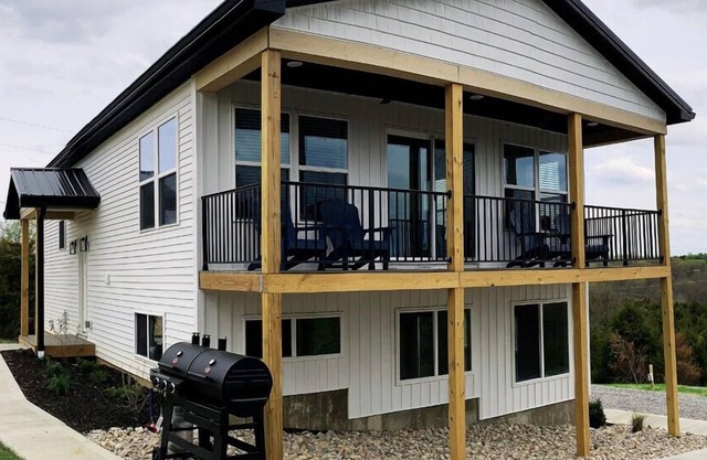 100 Acre Relaxing Retreat Near ARK- The Farmhouse