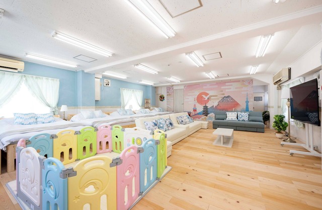 100 ㎡|5 min from Shinjuku Station|12 min from Shibuya Station|3 km from Shinjuku Station|6 double beds|bright room