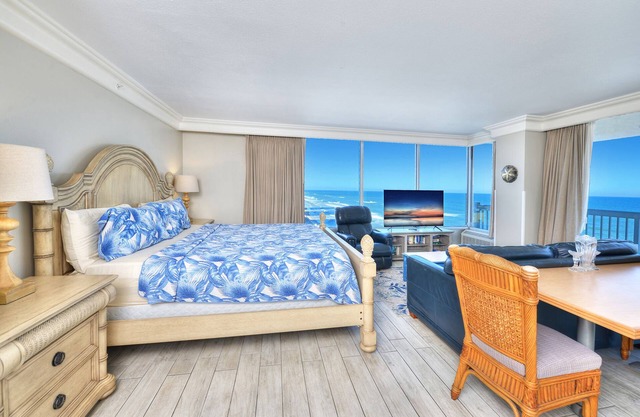 1013 -Oceanfront- Private Balcony - Pools Closed