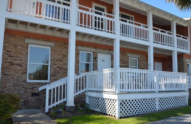 #106 Beach Breeze 2Bd 2Bath 1st Floor Full Kitchen