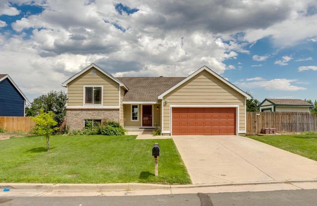 11 Mi to Denver Pet-Friendly Home in Thornton!