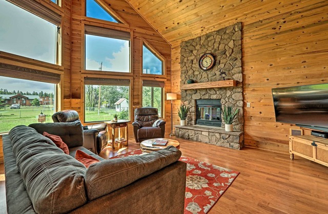 11 Mi to Rainbow Lake: Woodsy Pinetop Oasis