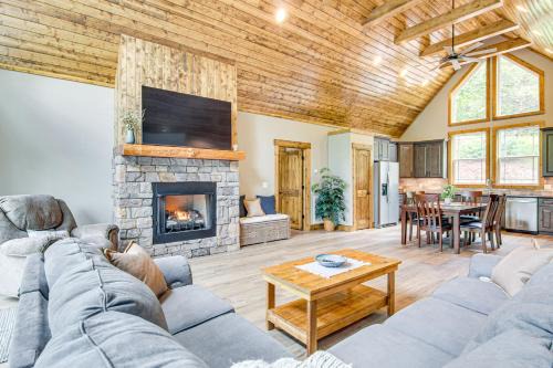 11 Mi to State Park Home with Dock in Mill Spring!