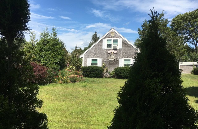 11 Quiet duplex by the beach, short walk to Falmouth Village, high-speed WiFi
