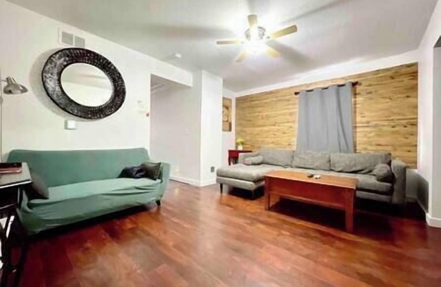 1129#4/Prime Downtown Dubuque, Cozy Brick Charm
