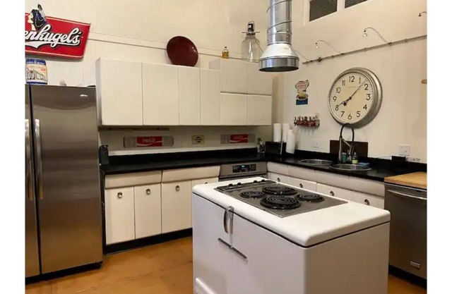 12 Ft Ceiling - Large Great Room - Downtown Albany