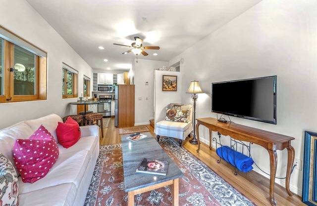 12 Oaks - A Cozy Carmel Escape | 30-days