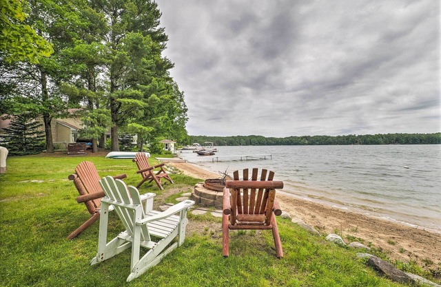 13 Mi to Dtwn: Lakefront Cottage w/Dock
