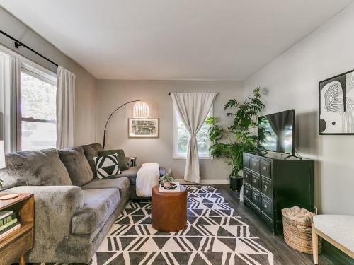 1402 Crescent