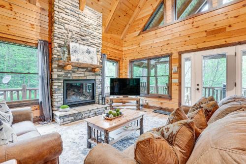 15 Mi to Hocking Hills Secluded Cabin with Hot Tub