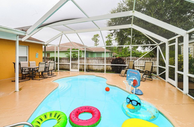 15 Mi to Melbourne: Palm Bay Home w/Pool & Lanai