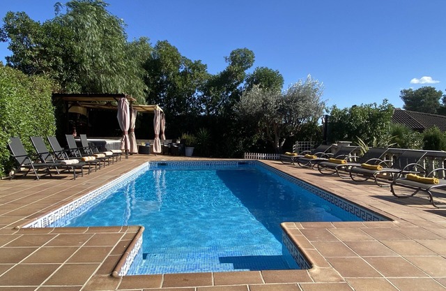 15 min. by car/Sitges. Villa Ilusión 16 people. XXL Pool by Weekly Villas.