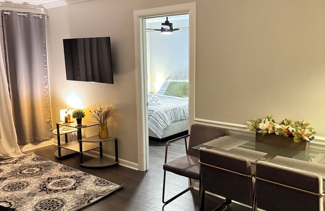 15 Min Downtown+25 Min Airport