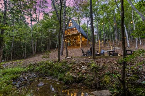 15 min to Town Creekside Hot Tub Fire Pit