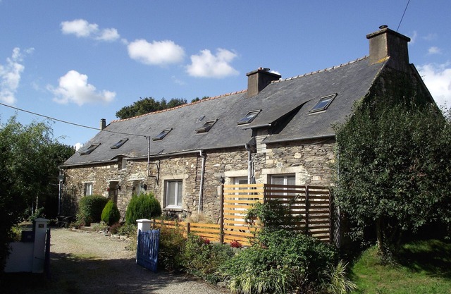 15 mins from Lac de Guerledan and 40 mins from the beaches on the north coast.