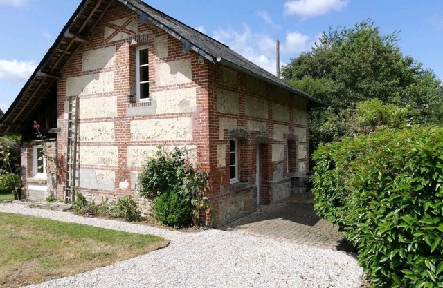15 minutes from Deauville-Trouville, quiet, in a beautiful Norman property.