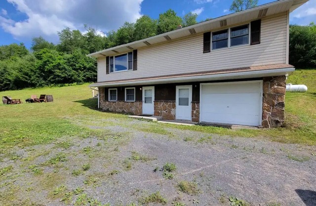 15 Minutes to Deep Creek Lake and Ski Resort. 8 Wooded Acres. Pet-Friendly.