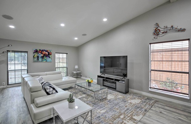 16 Mi to Lake Ray Hubbard: Garland Family Home