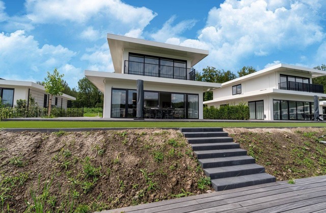 16p spacious villa on the water in Zeewolde