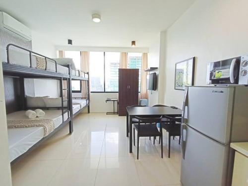 17D Walking distance to Ayala and IT Park with WIFI
