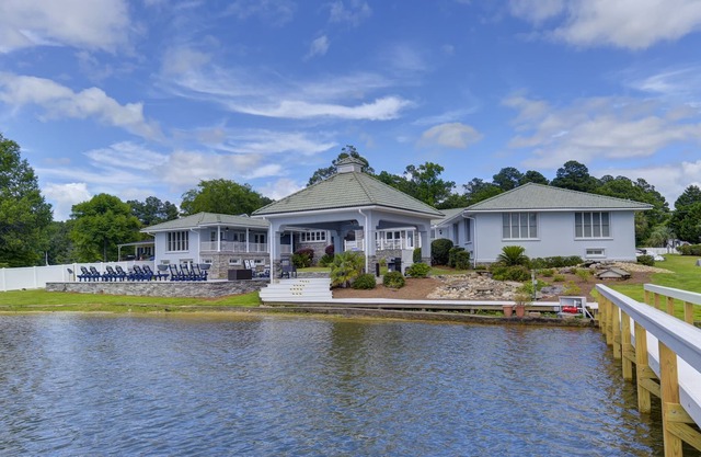18 SANDALS is a luxurious Lake Murray getaway with optional boat rental