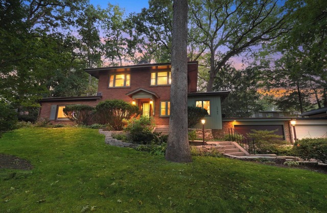 1920s Cottage with Hot Tub, Fire Pit and Game Room