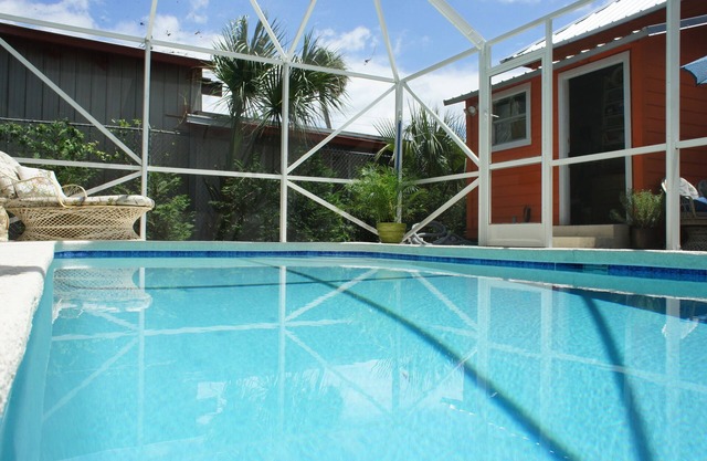 1930's Little-O-Cottage with pool,near historic downtown and the beach