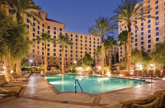 1BD/Vegas - Bar, Pools, Hot Tubs, & Theater!