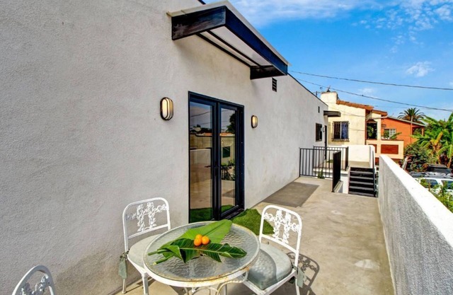 1BR 1Ba OASIS - DTLA/USC, Garage, Yard, Balcony