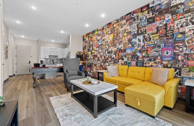 1BR Apt in DT Nash w/Pool Table!