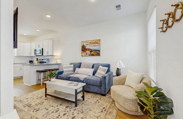 1BR Cottage Home in Pet Friendly Resort w/Pool, hot tub & parks