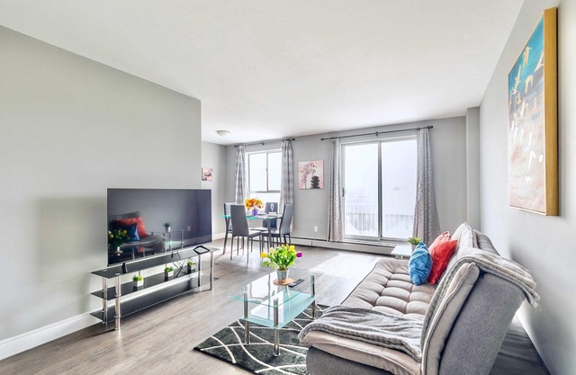 1BR Glenview West Apt with Patio - Near Downtown!