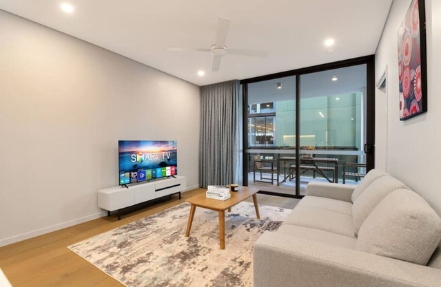 1BR Luxury apt at prime location w/carpark