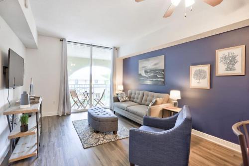 1BR ROOFTOP POOL-10 MIN WALK TO BEACH