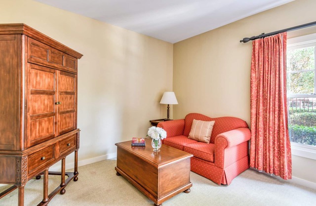 1st floor King Suite w/kitchenette-Pool-Hot tub-near historic district