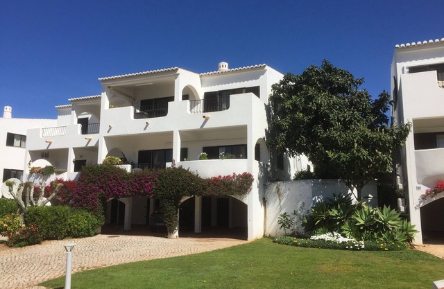 1st Flr Sea View Apartment Set In Landscaped Gardens With Communal Outdoor Pool