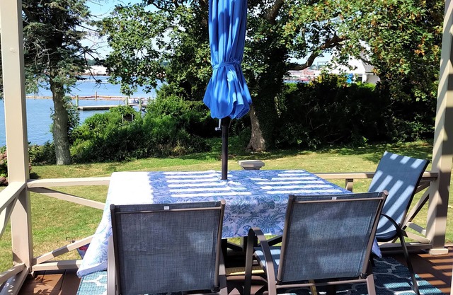 2/1 apt, 2nd FL own entrance in Fairhaven, MA, dogs ok, WiFi, Full Kitchen