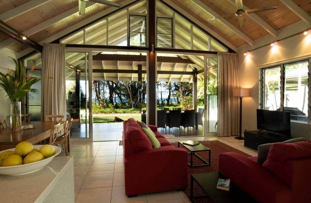 2/24 Donkin - Luxury - Absolute Beachfront