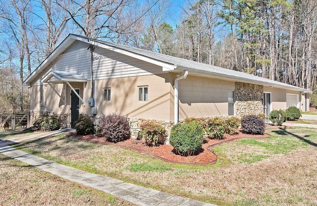 2 bd/1ba goat & chicken 1-acre homestead getaway