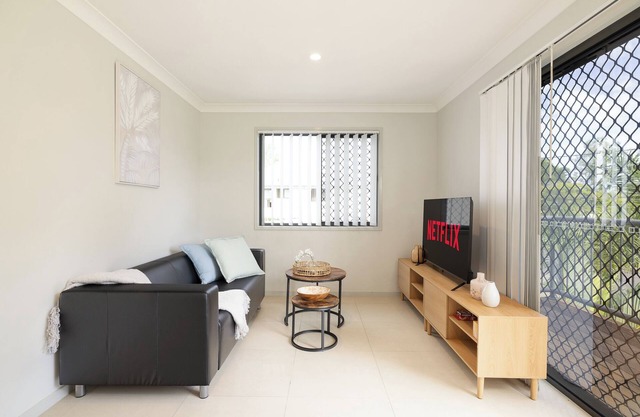 2 Bdr Apt! Next to Park! Clean and Peaceful! 373B2