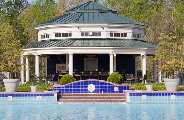 2 BDRM- 6 MILES TO COLONIAL WMSBRG- 10 MILES TO BUSCH GARDENS- GREAT LOCATION!