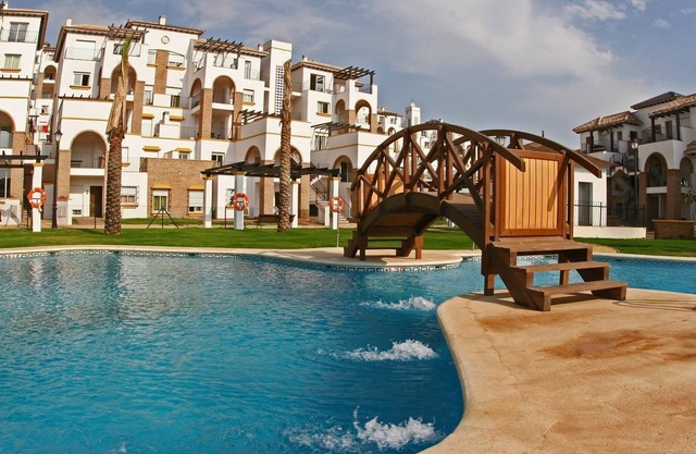 2-Bed Apartment Close to the Beach with Pools and Spa, A/C and Wi-Fi