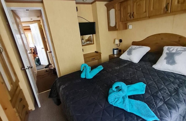 2 Bed Caravan - Sleeps 4 - Pets - Pool - Parking