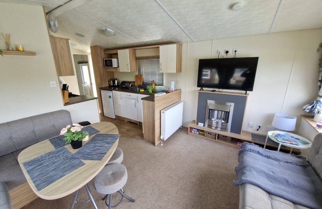 2 Bed Caravan - Sleeps 6 - Pets - Pool - Parking