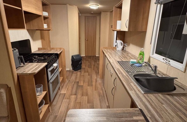 2 Bed Caravan - Sleeps 6 - Pet Friendly, Parking