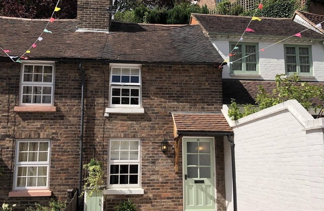 2 Bed Cottage - Sleeps 4 - Parking - Wifi