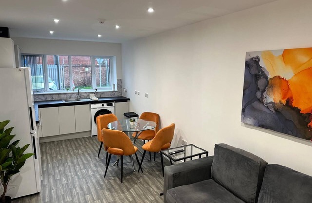 2-Bed Flat with Free Parking Near Nottingham