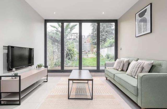 2 Bed Garden Flat in Acton